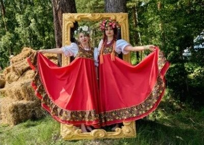 Две участницы в праздничных сарафанах