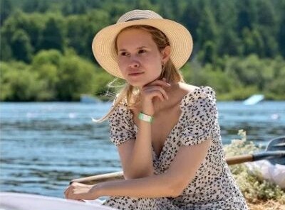 Девушка в шляпе у воды